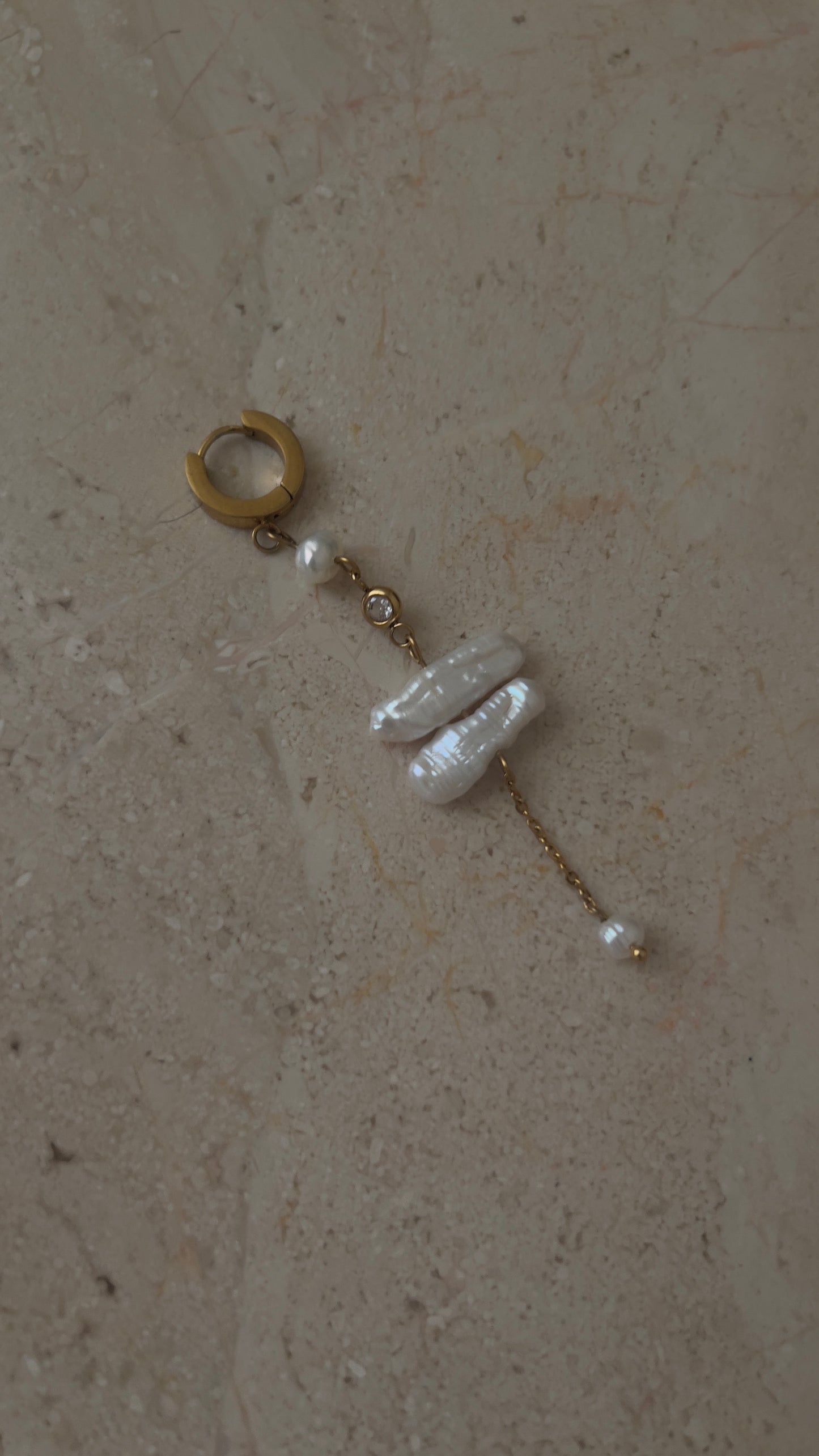 Pearly dangle earrings