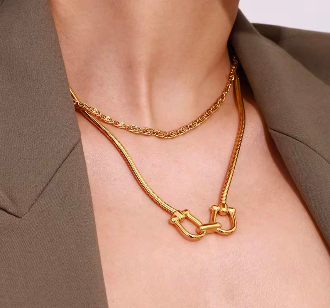 Horseshoe necklace