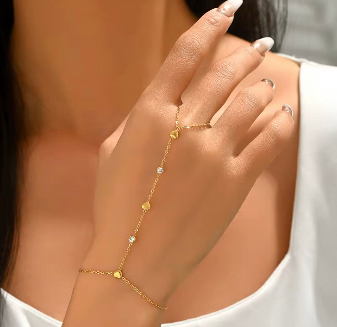 Amour HandChain